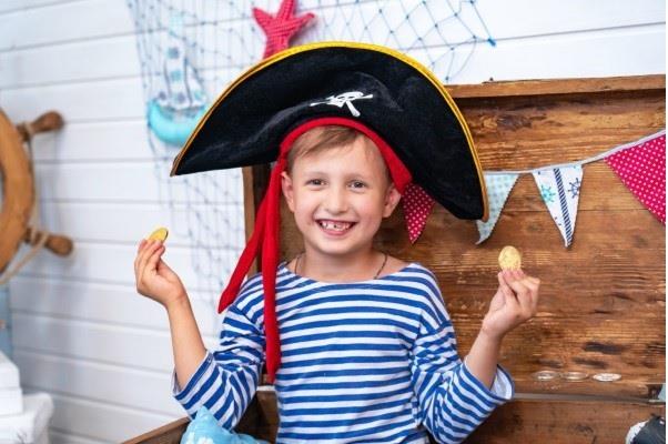 Merirosvohattujen tekeminen lasten kanssa - hienoja ideoita seuraavalle pukujuhlallesi suklaakolikoiden ideoille