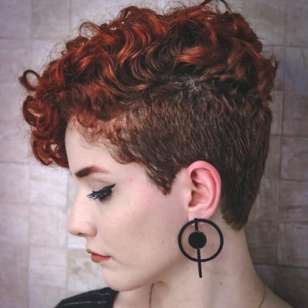 Pixie -kampauksen kampaus trendit kiharat