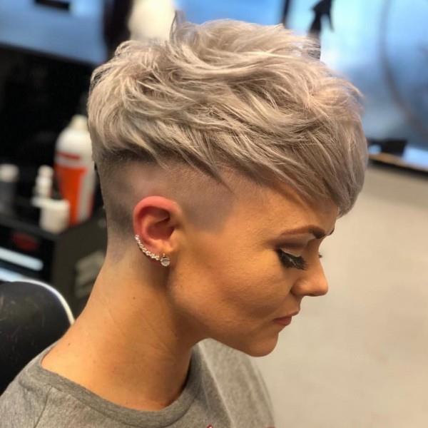 Pixie -kampauksen vaaleiden hiusten hiusten trendit