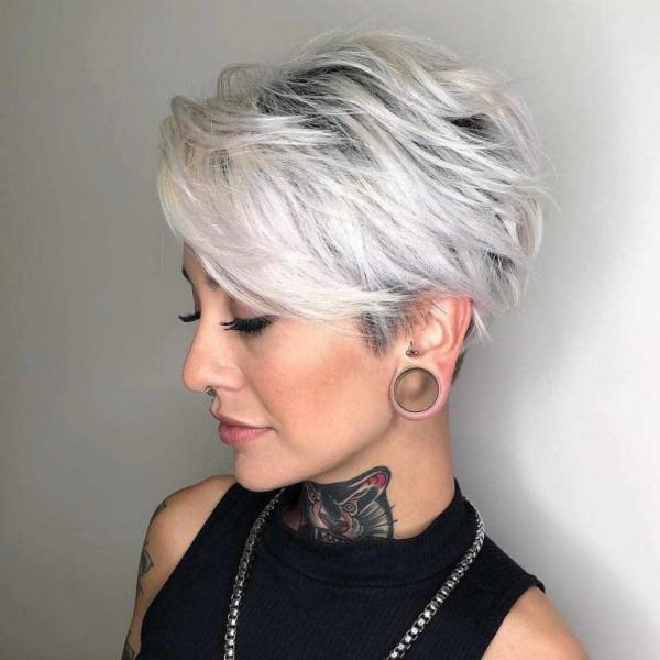 Pixie -kampaus laiduntaa hiusten hiusvärejä