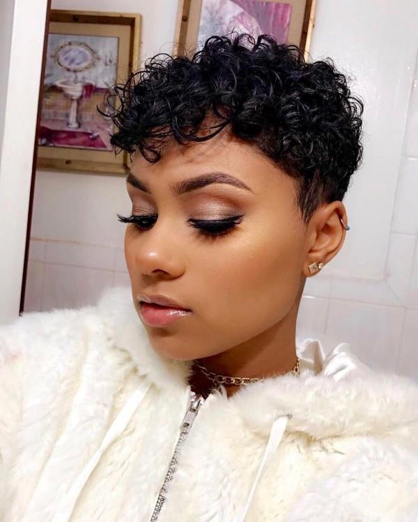 Pixie kampaus lyhyet kiharat bob kampaus