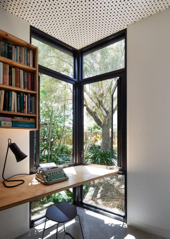Älykäs nurkka -ikkunan tilan käyttö Pöytä ikkunan ääressä Pienen kotitoimiston järjestäminen Paljon päivänvaloa Nauti puutarhan vihreydestä