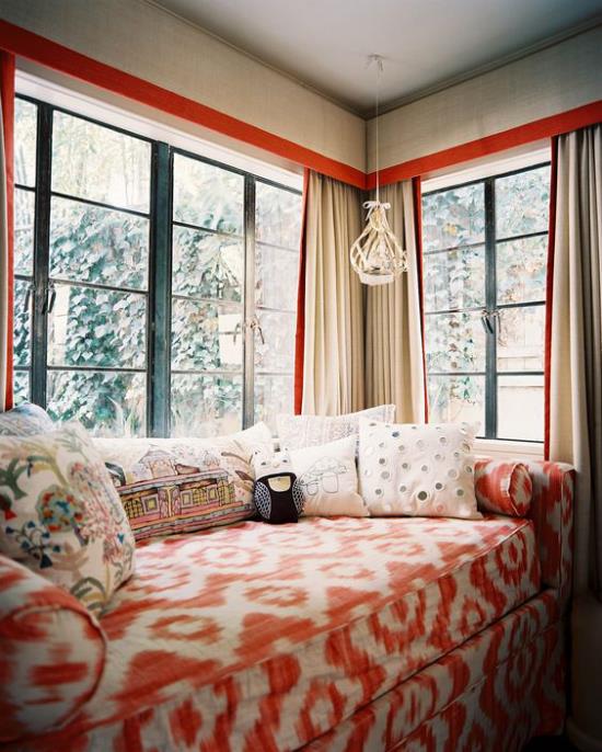 Kulmaikkunan tilan älykäs käyttö on mukava sohva, joka kutsuu iltapäiväunet ikkunan ääreen