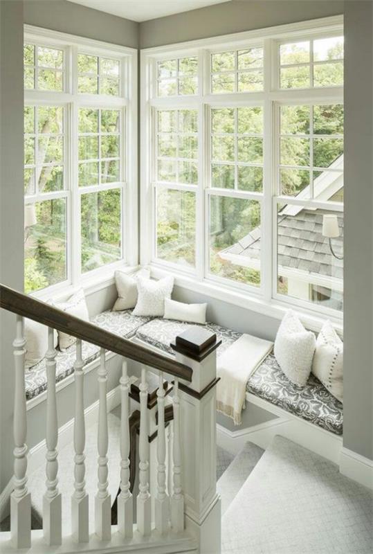 Kulmaikkunan tilan älykäs käyttö Aseta portaikkoon valkoinen ja harmaa viihtyisä oleskelutila