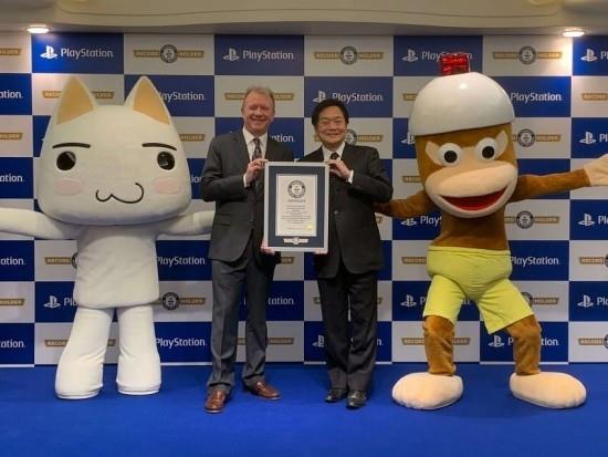 PlayStation juhlii Guinnessin maailmanennätystä myydyimpänä videopelikonsolina CEOS, jolla on Guiness-sertifikaatti