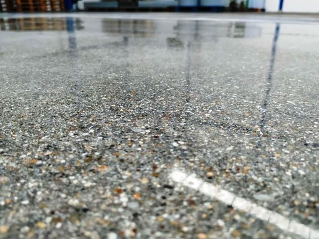 Kiillotettu betonilattia 9 parasta hyötyä yrityksellesi Betoni, jossa on terrazzo -lattia