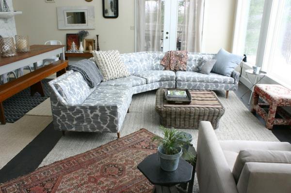 Pehmustetut huonekalut ja oleskelutila rottinkinen sohvapöytä sohva