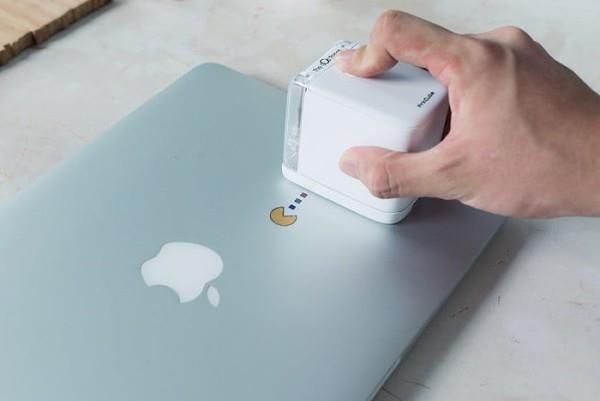 PrinCube on pieni kannettava tulostin, joka voi tulostaa mille tahansa pintatulostimelle metalliselle kannettavalle omenalle