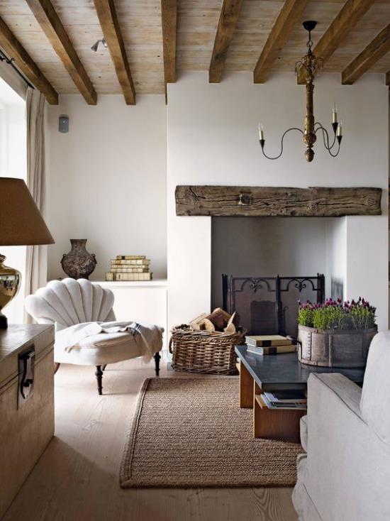 Provence -tyyli Luonnonmukaisuus sisätiloissa isoilla isoilla puupalkkeilla matto on valmistettu luonnonkuiduista Kattila laventelilla