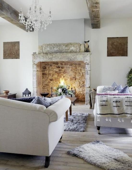 Provence -tyylinen kodikas ja tyylikäs olohuoneen sohvasetti vaaleanharmailla aksentteilla laventelimaton tyynyillä kivitakka