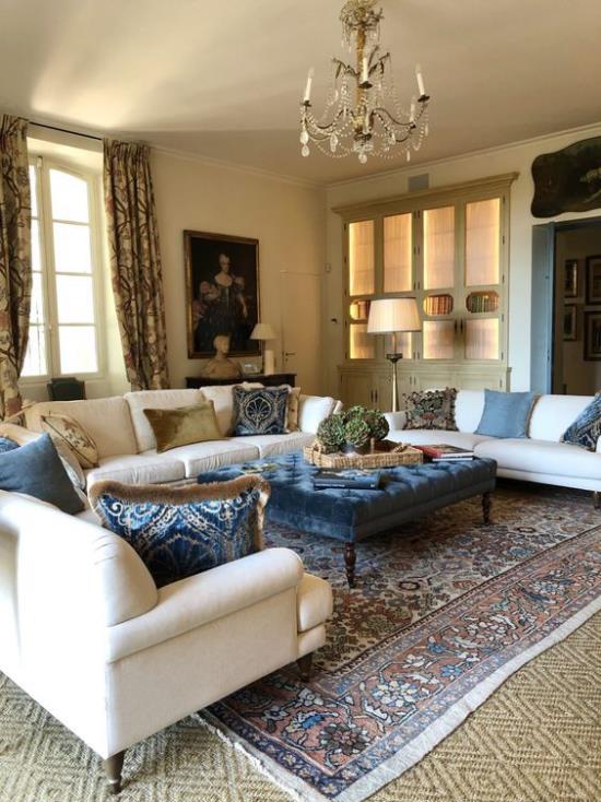 Provence -tyylinen klassinen olohuone klassiset huonekalut taivaansininen ja valkoinen väriyhdistelmässä