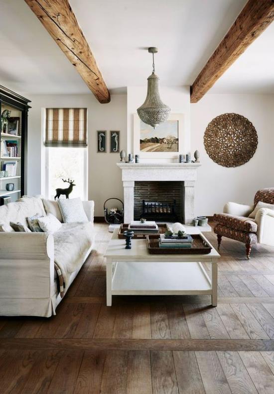 Provence -tyylinen maaseudun olohuone paljaat lattiapuiset kattopalkit kattohuoneessa Lisävarusteet, jotka on valmistettu ranskalaiselle maalaistyylille tyypillisistä luonnonmateriaaleista