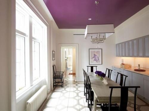 Violetti katto keittiön ja ruokasalin sisustusideassa