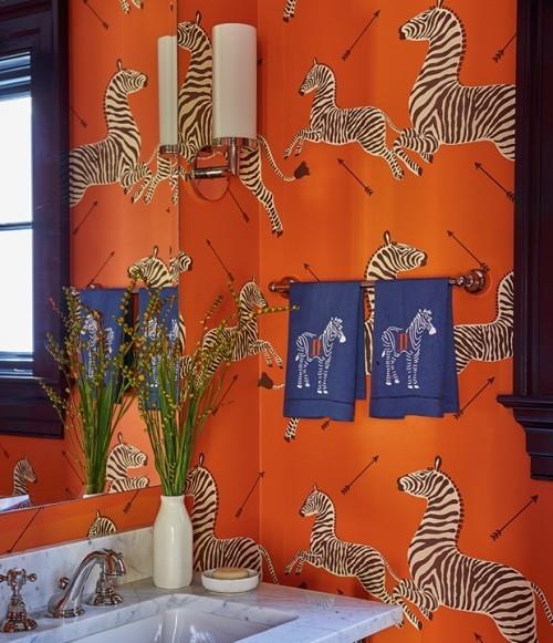 Huoneen yksityiskohdat kylpyhuone kirkkaat värit oranssi erikoiskuvio hevoset seinämaalauksessa