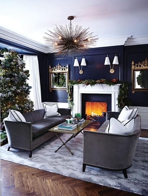 Sisustusideoita Sininen ja valkoinen sen sijaan kauniisti suunniteltu olohuone, joka on sisustettu jouluksi