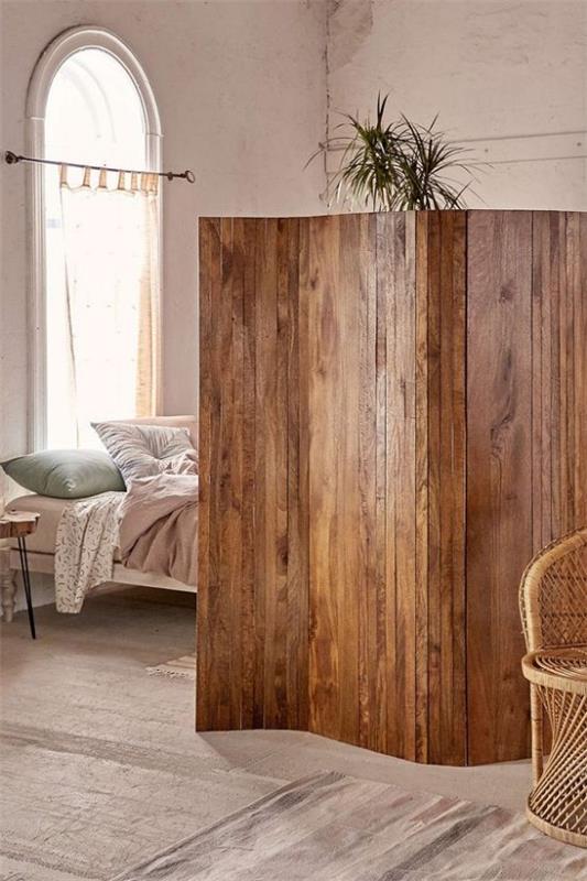 Huoneenjakaja maalaismainen puinen paraventti suojaa makuutilaa