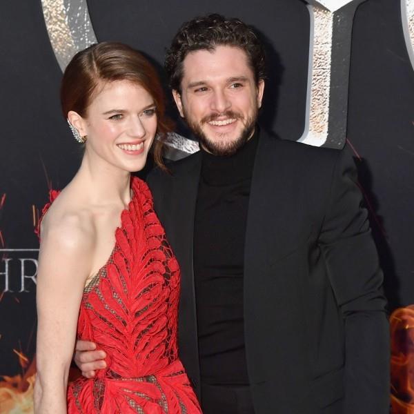 Kit Harington oikealla ja Rose Leslie vasemmalla