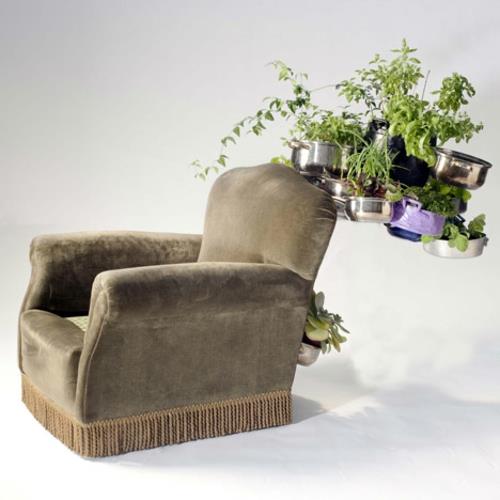 Kierrätetyt huonekalut, joita käytetään kasvisäiliöinä, mukaan lukien nojatuolit