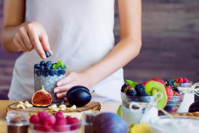 Yleensä syödä paljon tuoreita hedelmiä rasvatonta jogurttia terveellinen laihtuminen viikunat mustikat kiivi vadelmat chia siemenet