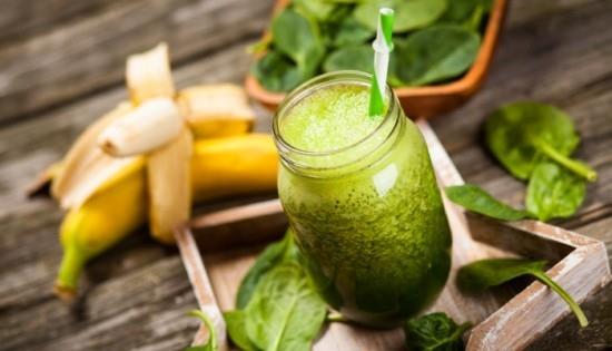Kypsät banaanipinaatin vihreät smoothiet