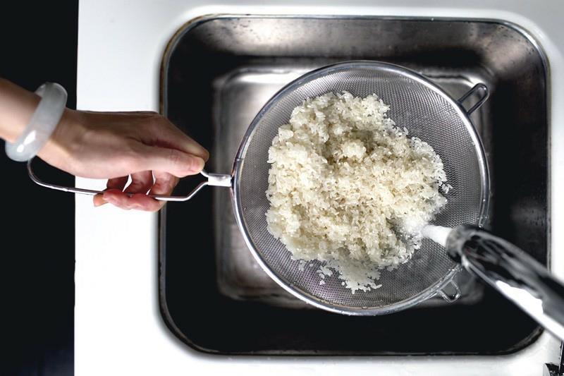 Riisin keittäminen oikein Huuhtele riisi juoksevan veden alla