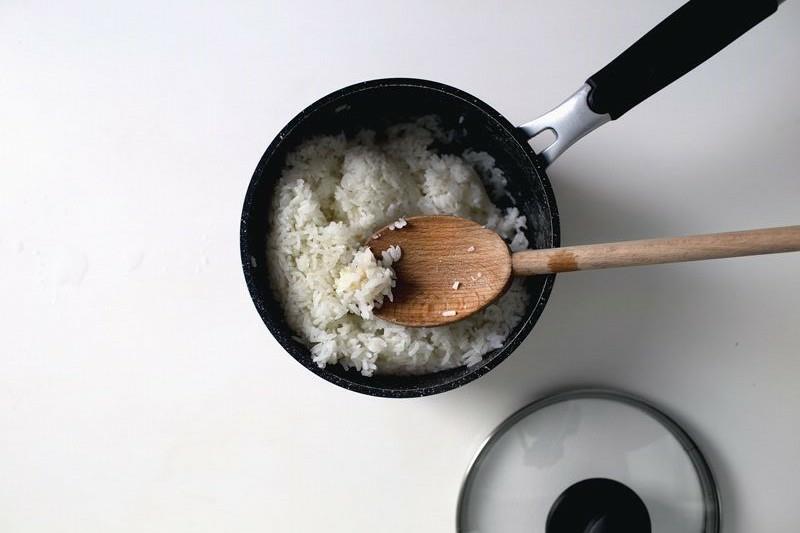 Kuinka keittää riisi oikein askel askeleelta