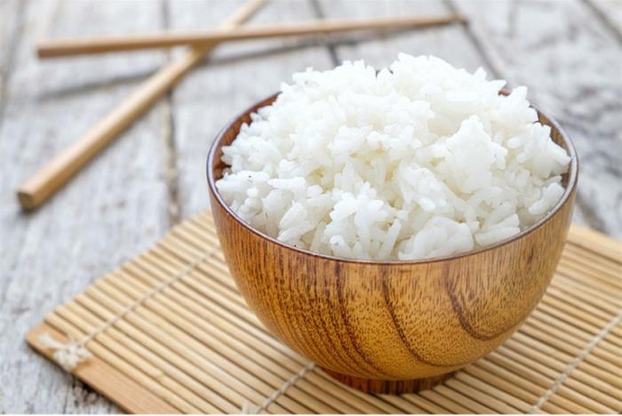 Riisin ruokavalio Japanilaiset syövät keitettyä riisiä pienessä kulhossa