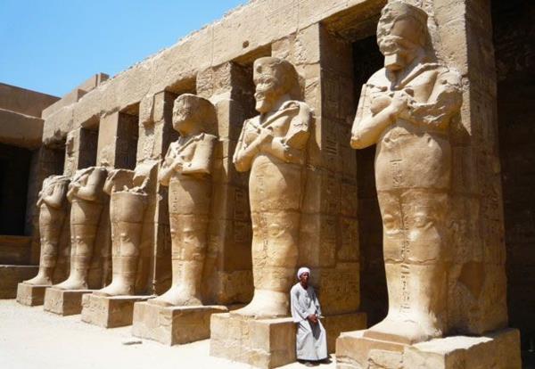 Matkaveistokset Egypti loma patsaat