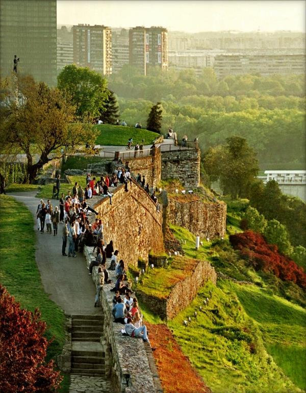 Matka Serbia Belgradin Kalemegdanin linnaan