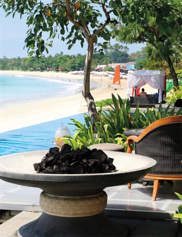 Kohteet 2019 Kivinen ravintolapöytä rannan vieressä Seychellillä