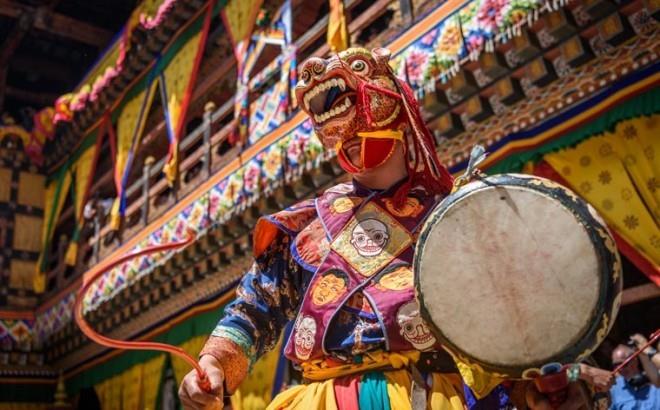 Matkakohteet 2019 Buddhalainen munkki Värikäs kasvomaski tanssi Paro Tsechu -festivaalilla