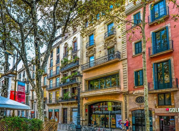 Kohteet romantikoille Barcelona Espanjan metropoli kauniita värikkäitä rakennuksia