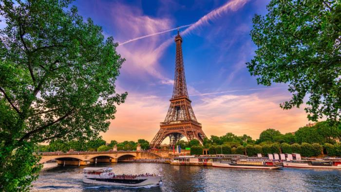 Romanttisten kohteet Pariisi vierailevat Eiffel -tornin maamerkissä Ranskan pääkaupungissa
