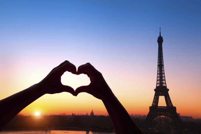 Romanttisten kohteet vierailevat Pariisissa nähdäkseen Eiffel -tornin julistavan rakkautta