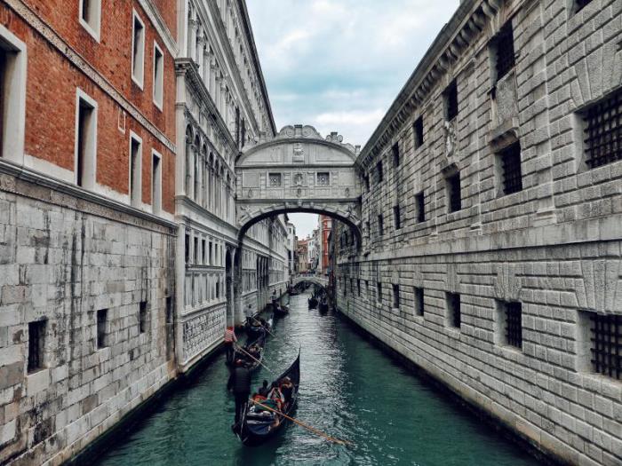 Romanttiset kohteet Verona Italia Lähde veneretkelle kaupungin kanavien läpi