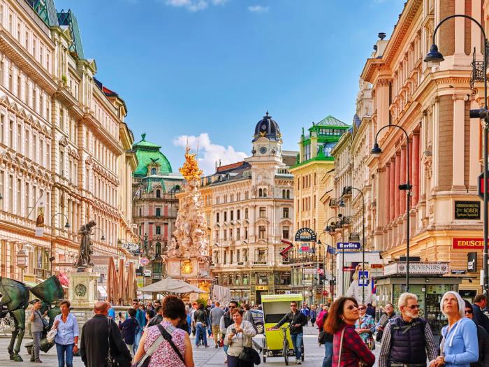 Romanttisten matkailukohteet Graben Wienissä on täynnä turisteja, ostosmailia ja kauniita kahviloita