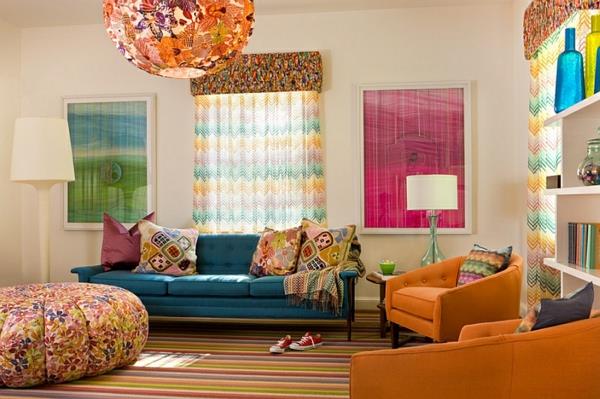 Retrotyylinen olohuoneen värillinen sohva