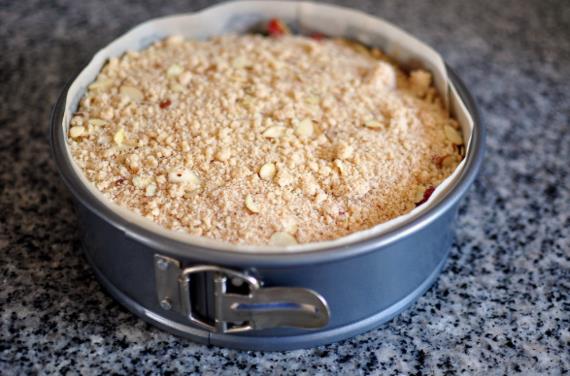 Reseptit raparperilla ja mansikoilla Kevätreseptit Crumble Cake Raparperimurska