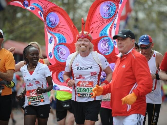 Richard Branson loistava miljardööri menestyvä yrittäjä, joka osallistuu NYC: n maratonille pukeutuneena perhonen