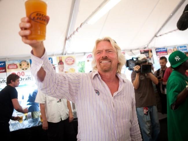 Richard Bransonin ylellinen miljardööri menestyvä yrittäjä juhlii ystäviensä kanssa