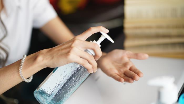 Oikea käsienpesu naisten käsien helmirannekkeen desinfiointiaine