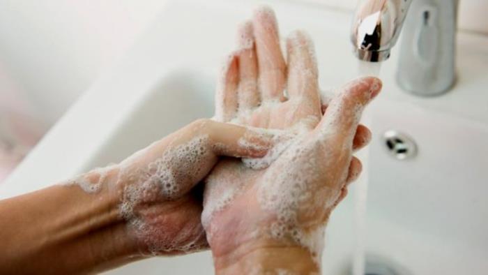 Oikea käsienpesu monta kertaa päivässä, pese kädet huolellisesti taudin leviämisen estämiseksi