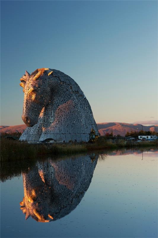Giant Kelpiesin hevosen pääveistokset Skotlannin kasvi