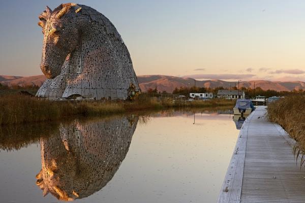 Jättiläiset Kelpies -hevosen pään veistokset Skotlanti