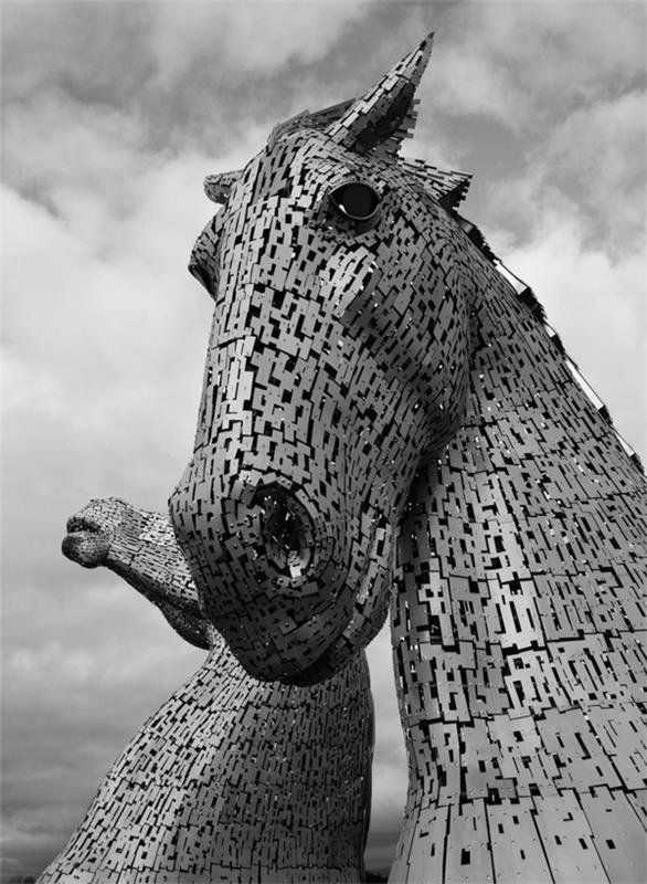 Jättiläiset Kelpies -hevosen pääveistokset Skotlannin terästä