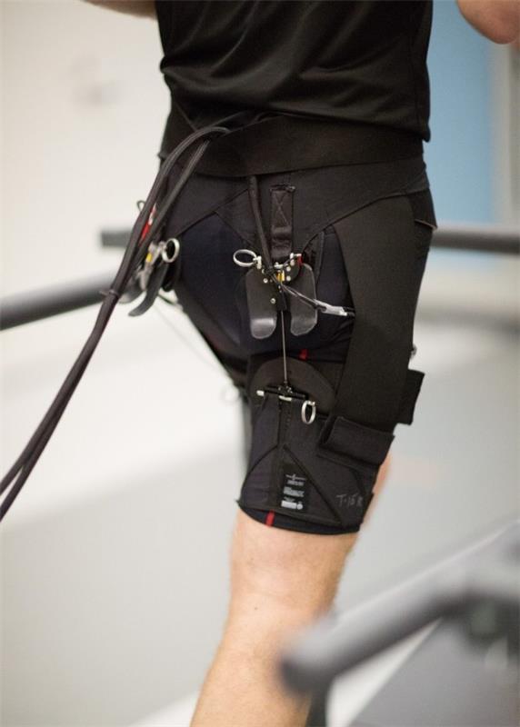 Robottihousut helpottavat kävelyä ja juoksua eksoskeletonilla miehillä