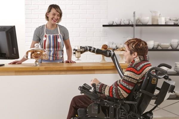 Jacon robottivarsi voi auttaa pyörätuolin käyttäjiä päivittäisissä tehtävissä vuorovaikutuksessa ihmisten kanssa