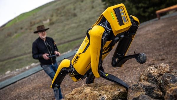 Robotikoira Spot Boston Dynamicsista esittelee uusia taitojaan paikalla kiipeää korkeille vuorille