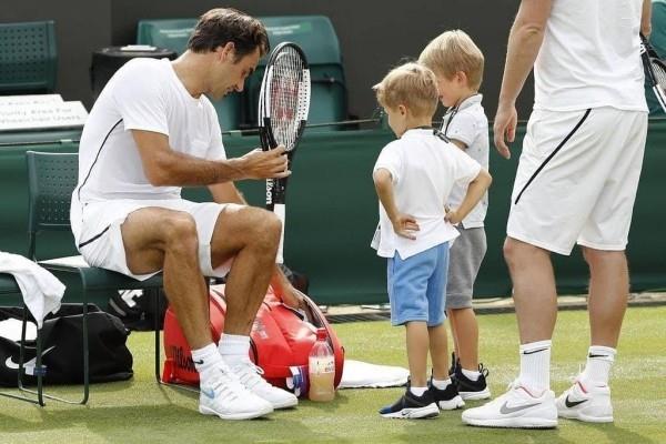 Roger Federer innostunut tennisammattilainen ja perheenjäsen