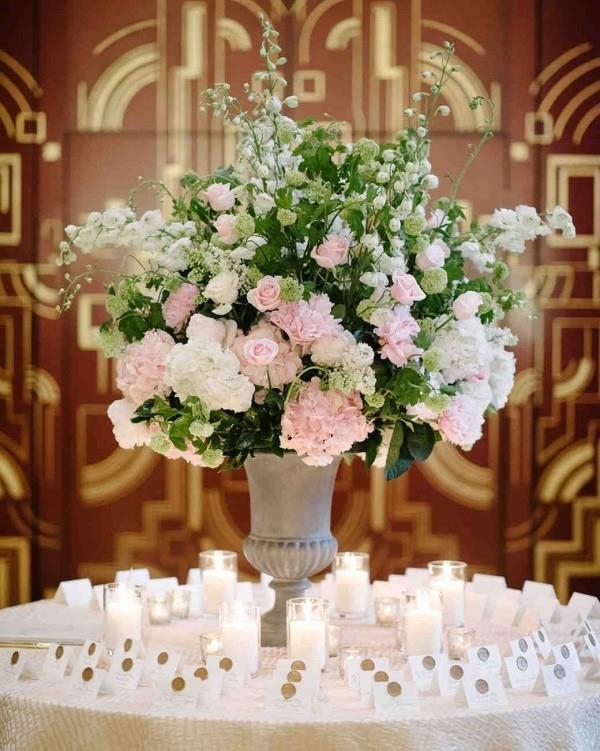 Romanttinen pöytäkoriste ihana kukka -asetelma pyöreä pöytä monia kynttilöitä